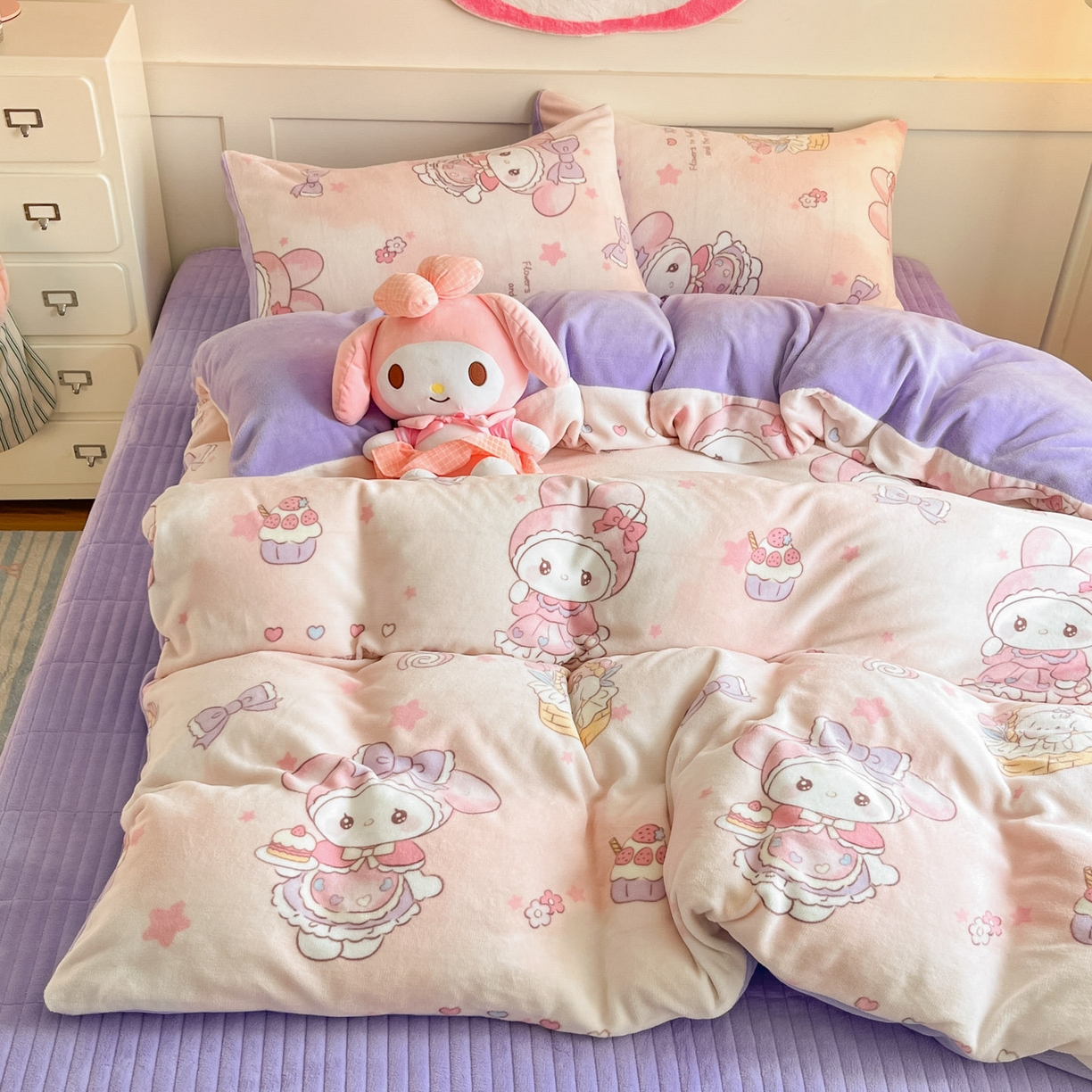 91家纺网 家纺一手货源 找家纺 摩妮卡 2025新款牛奶绒印花夹棉床盖印花四件套 安妮兔