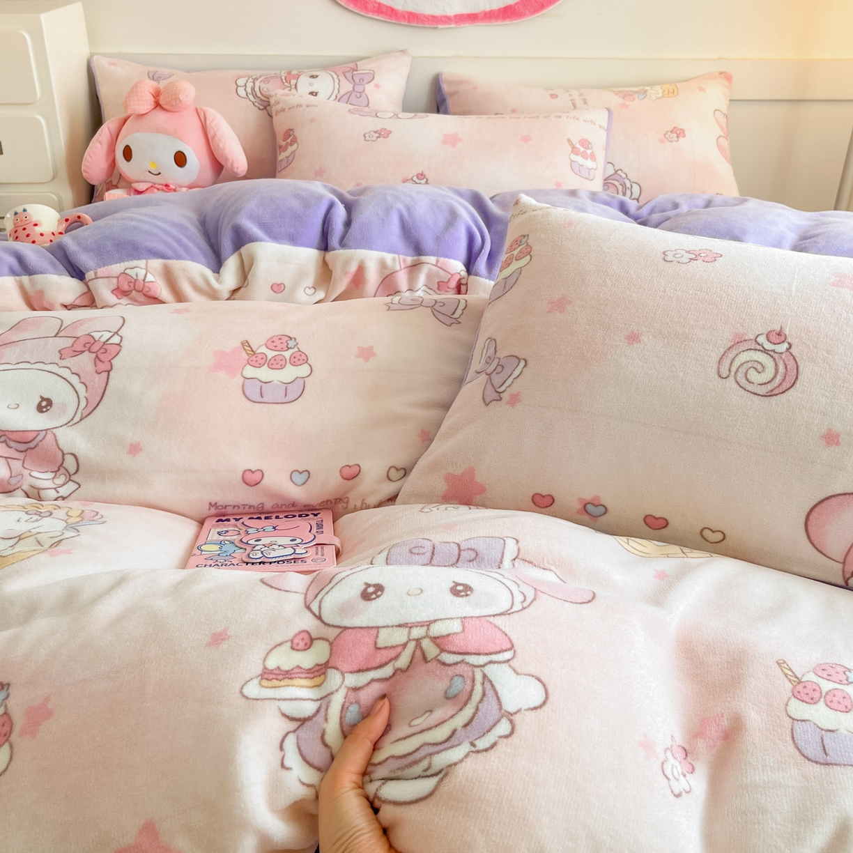 91家纺网 家纺一手货源 找家纺 摩妮卡 2025新款牛奶绒印花夹棉床盖印花四件套 安妮兔