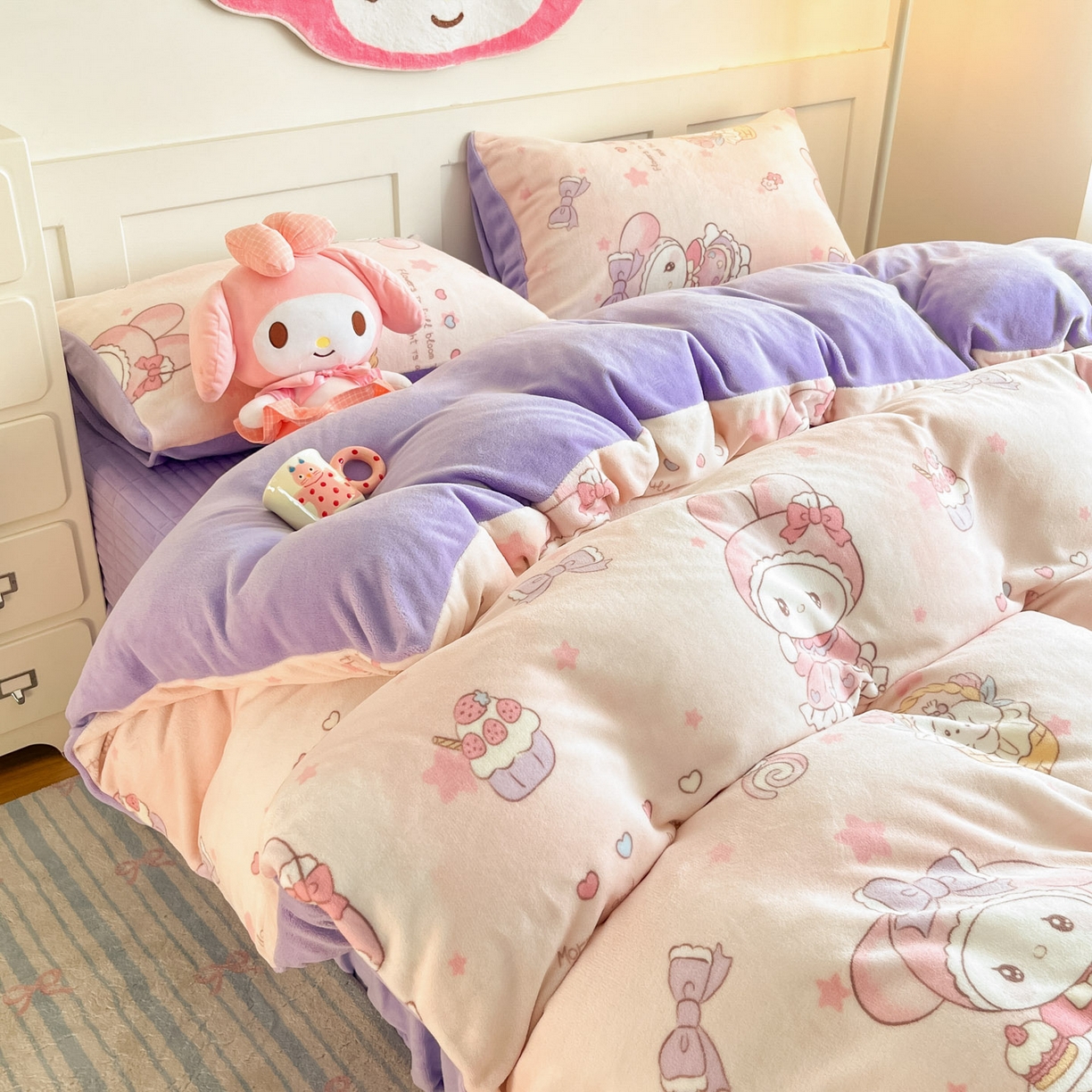 91家纺网 家纺一手货源 找家纺 摩妮卡 2025新款牛奶绒印花夹棉床盖印花四件套 安妮兔