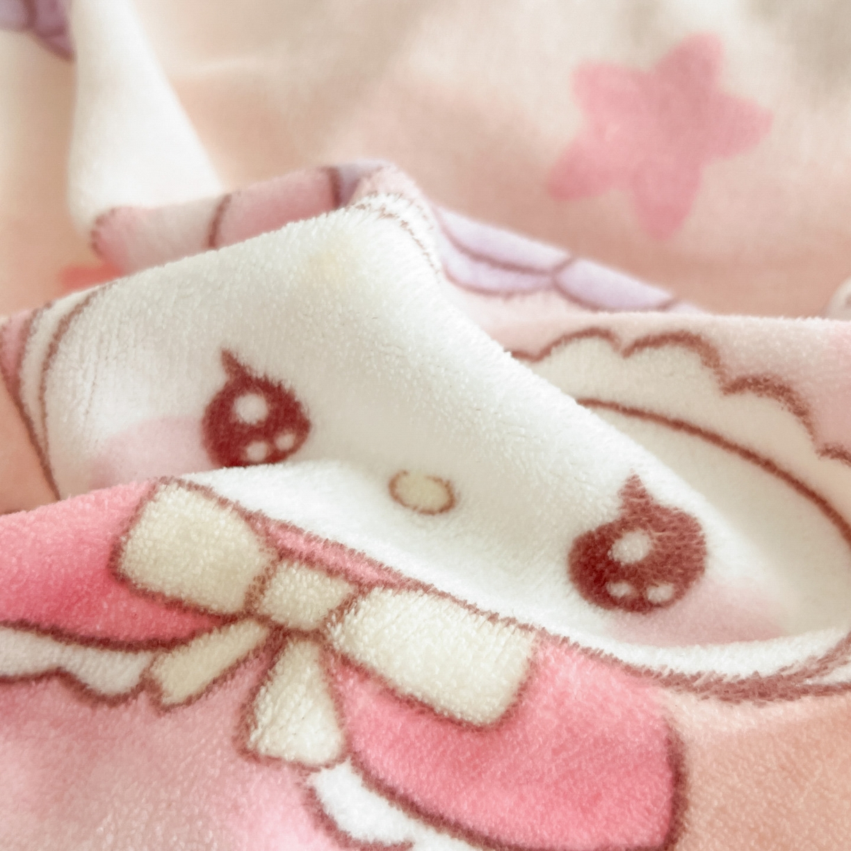 91家纺网 家纺一手货源 找家纺 摩妮卡 2025新款牛奶绒印花夹棉床盖印花四件套 安妮兔