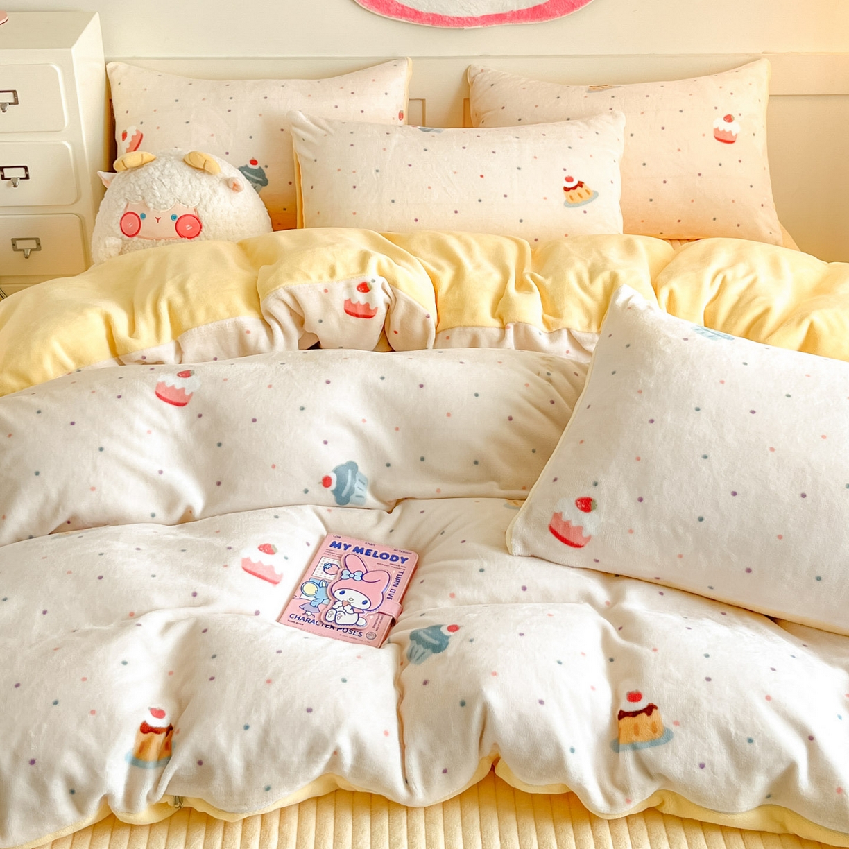 91家纺网 家纺一手货源 找家纺 摩妮卡 2025新款牛奶绒印花夹棉床盖印花四件套 蛋糕派