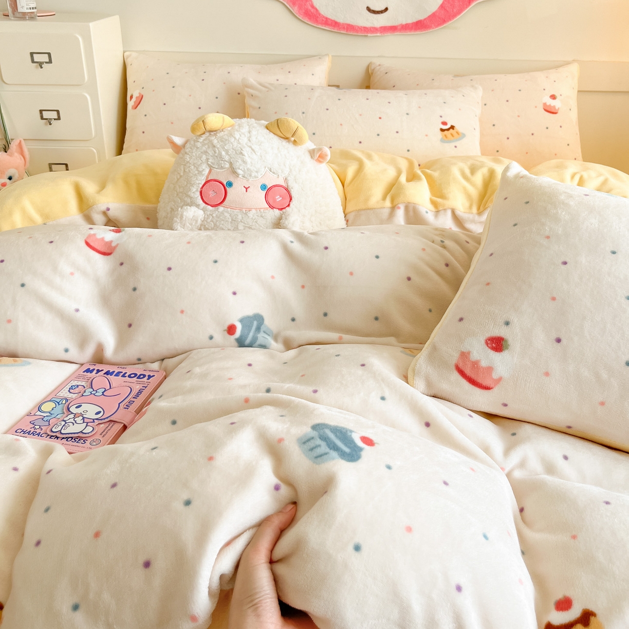 91家纺网 家纺一手货源 找家纺 摩妮卡 2025新款牛奶绒印花夹棉床盖印花四件套 蛋糕派