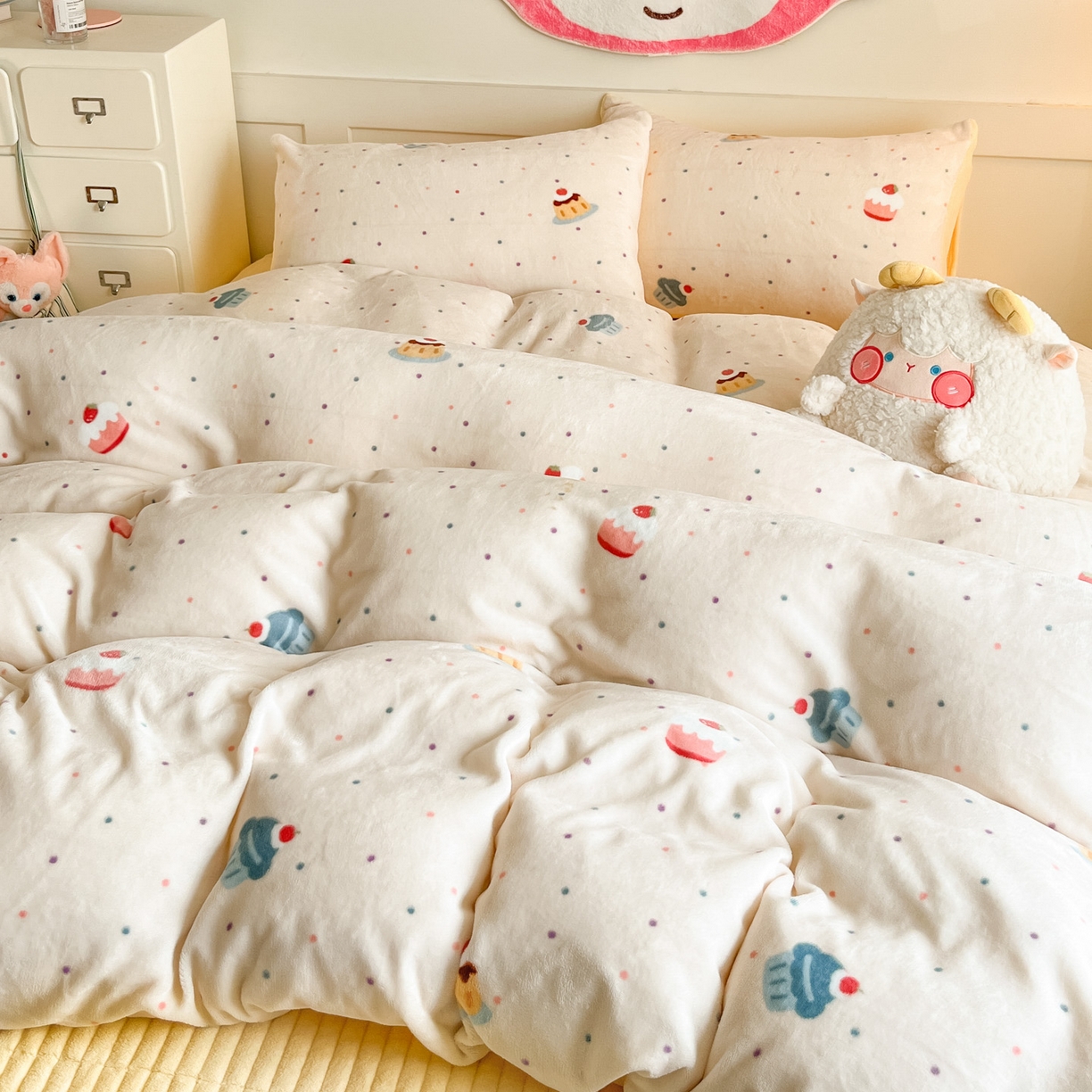 91家纺网 家纺一手货源 找家纺 摩妮卡 2025新款牛奶绒印花夹棉床盖印花四件套 蛋糕派