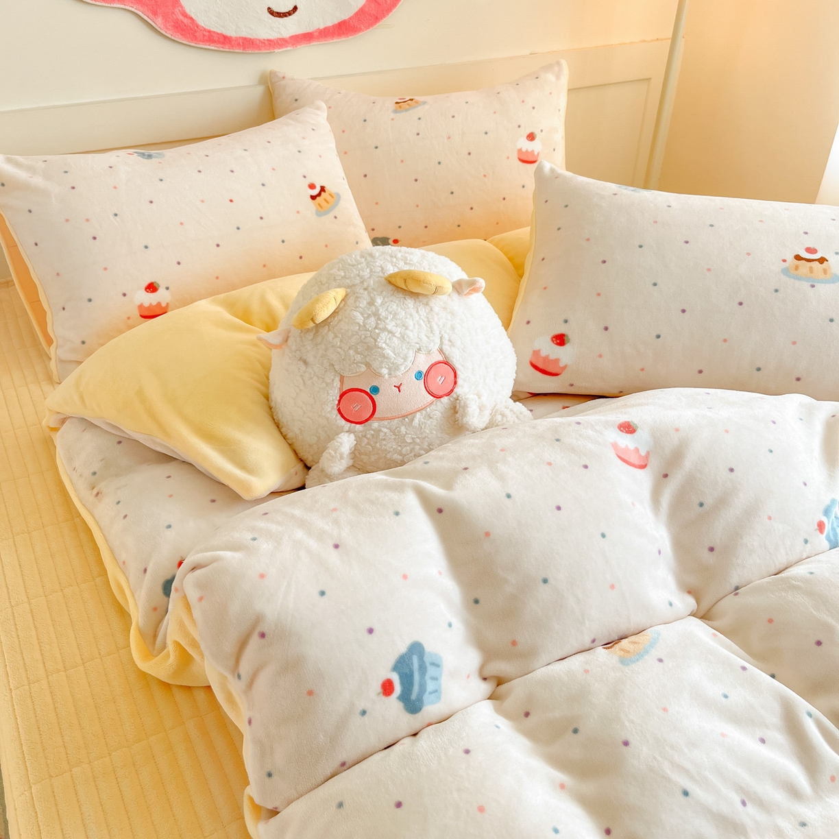 91家纺网 家纺一手货源 找家纺 摩妮卡 2025新款牛奶绒印花夹棉床盖印花四件套 蛋糕派