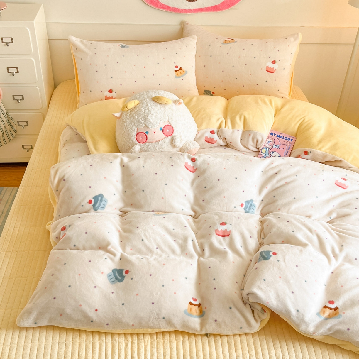 91家纺网 家纺一手货源 找家纺 摩妮卡 2025新款牛奶绒印花夹棉床盖印花四件套 蛋糕派