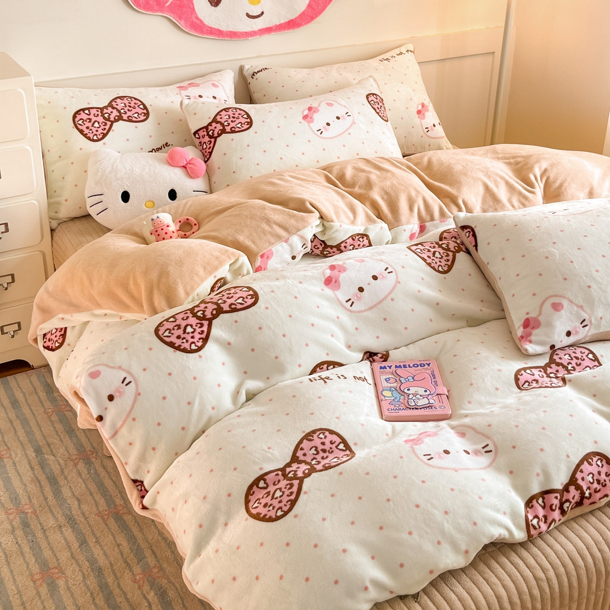 91家纺网 家纺一手货源 找家纺 摩妮卡 2025新款牛奶绒印花夹棉床盖印花四件套 蝴蝶结凯蒂