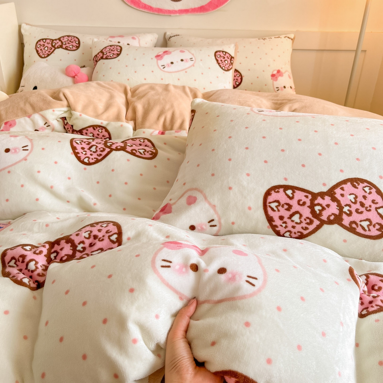 91家纺网 家纺一手货源 找家纺 摩妮卡 2025新款牛奶绒印花夹棉床盖印花四件套 蝴蝶结凯蒂