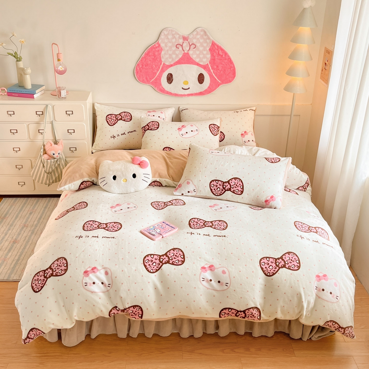 91家纺网 家纺一手货源 找家纺 摩妮卡 2025新款牛奶绒印花夹棉床盖印花四件套 蝴蝶结凯蒂