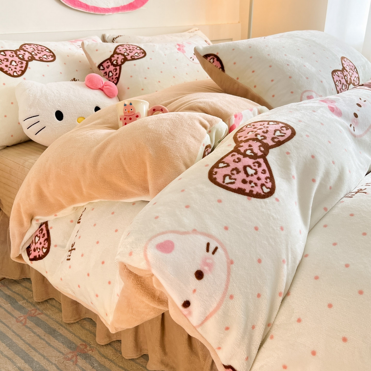 91家纺网 家纺一手货源 找家纺 摩妮卡 2025新款牛奶绒印花夹棉床盖印花四件套 蝴蝶结凯蒂