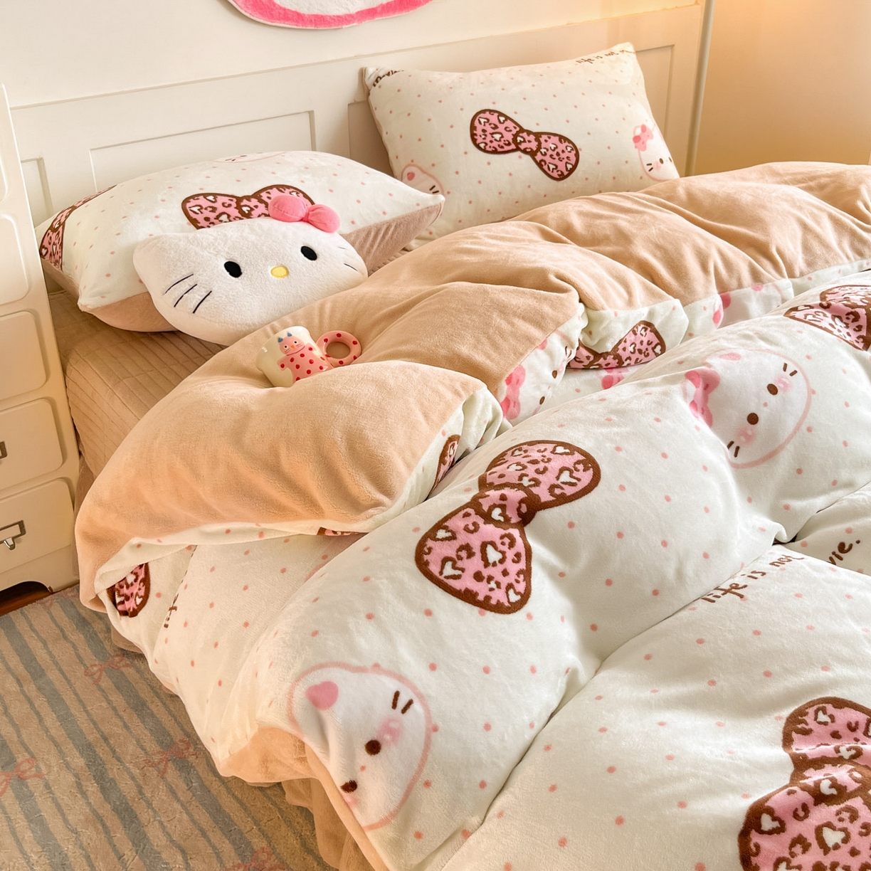 91家纺网 家纺一手货源 找家纺 摩妮卡 2025新款牛奶绒印花夹棉床盖印花四件套 蝴蝶结凯蒂