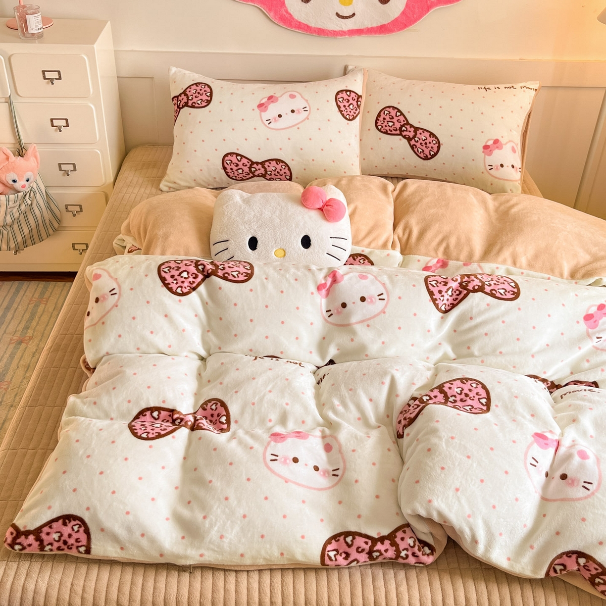 91家纺网 家纺一手货源 找家纺 摩妮卡 2025新款牛奶绒印花夹棉床盖印花四件套 蝴蝶结凯蒂