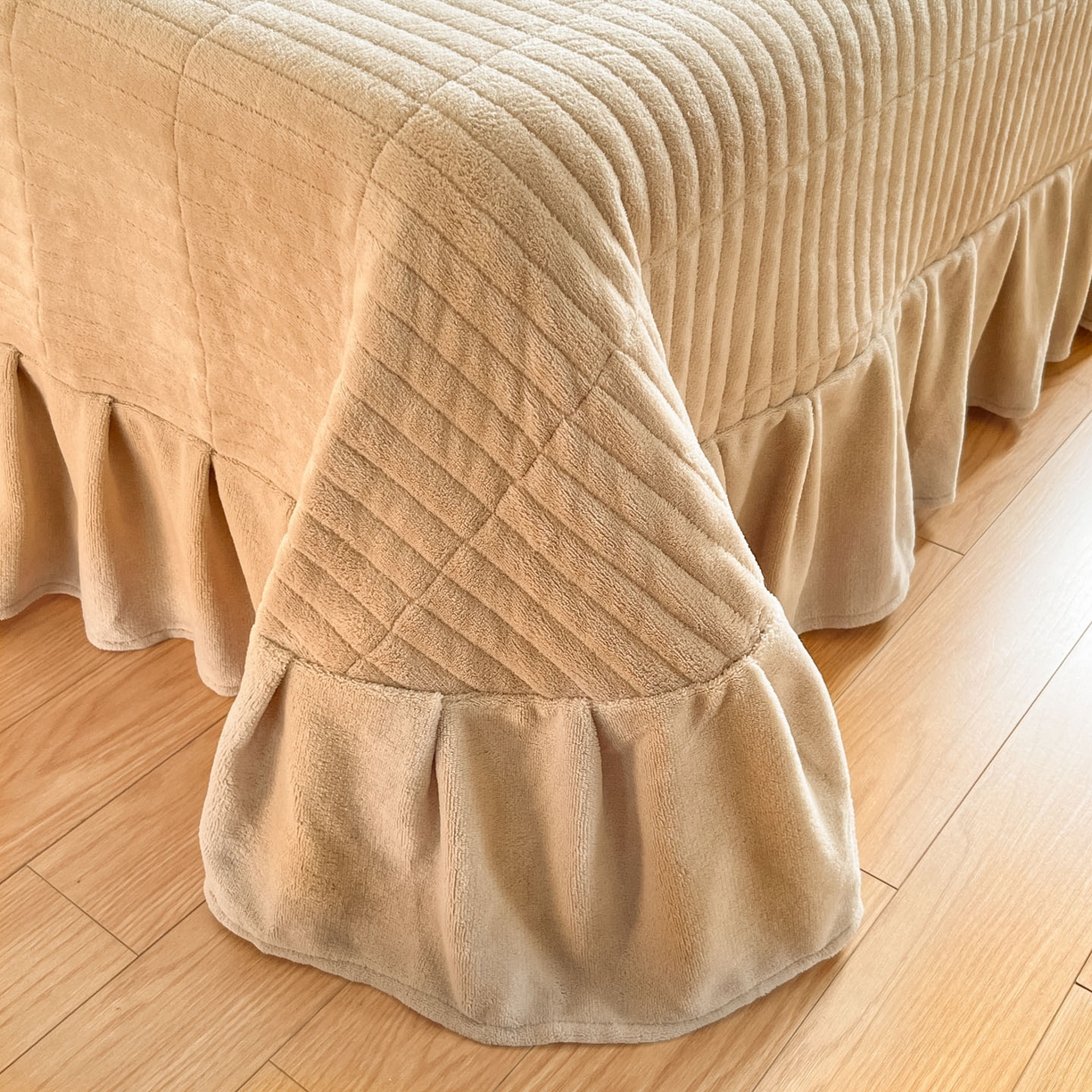 91家纺网 家纺一手货源 找家纺 摩妮卡 2025新款牛奶绒印花夹棉床盖印花四件套 蝴蝶结凯蒂