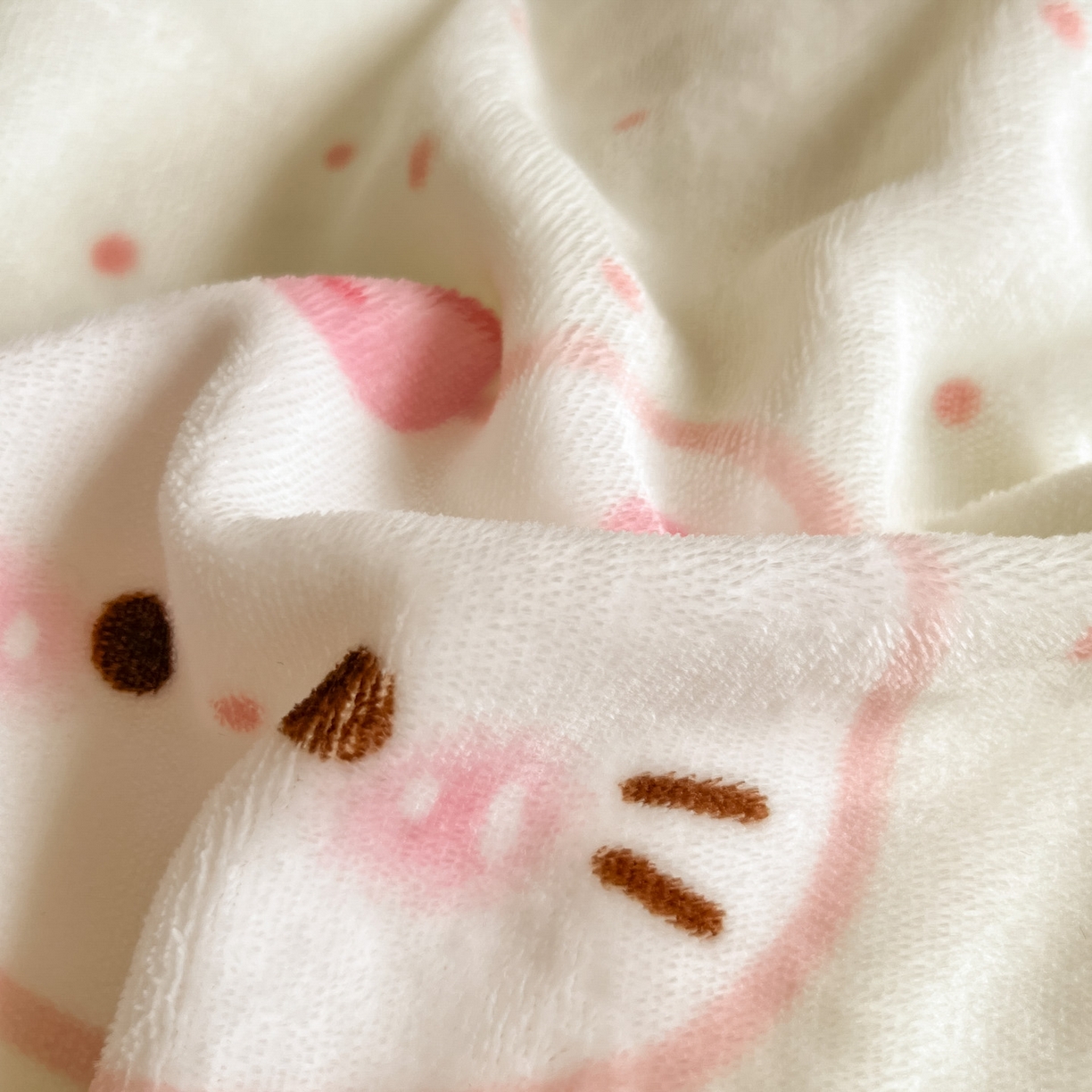 91家纺网 家纺一手货源 找家纺 摩妮卡 2025新款牛奶绒印花夹棉床盖印花四件套 蝴蝶结凯蒂