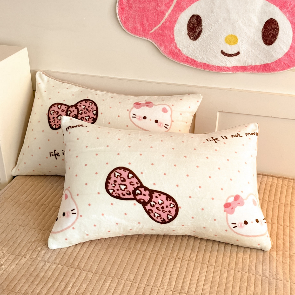 91家纺网 家纺一手货源 找家纺 摩妮卡 2025新款牛奶绒印花夹棉床盖印花四件套 蝴蝶结凯蒂