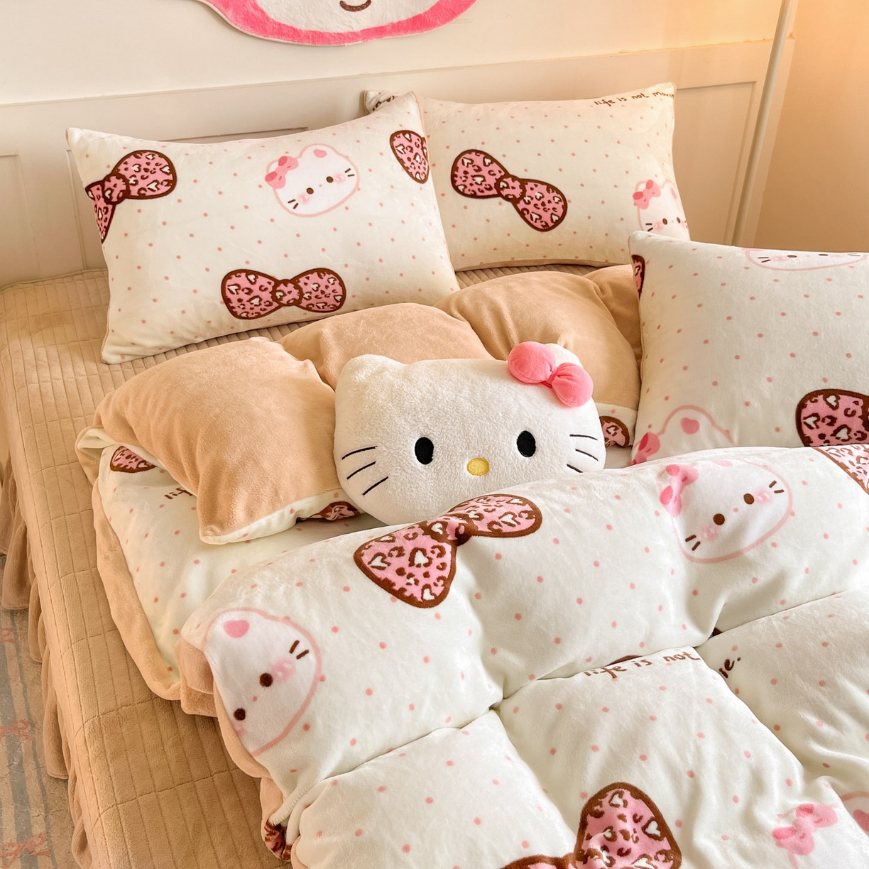 91家纺网 家纺一手货源 找家纺 摩妮卡 2025新款牛奶绒印花夹棉床盖印花四件套 蝴蝶结凯蒂