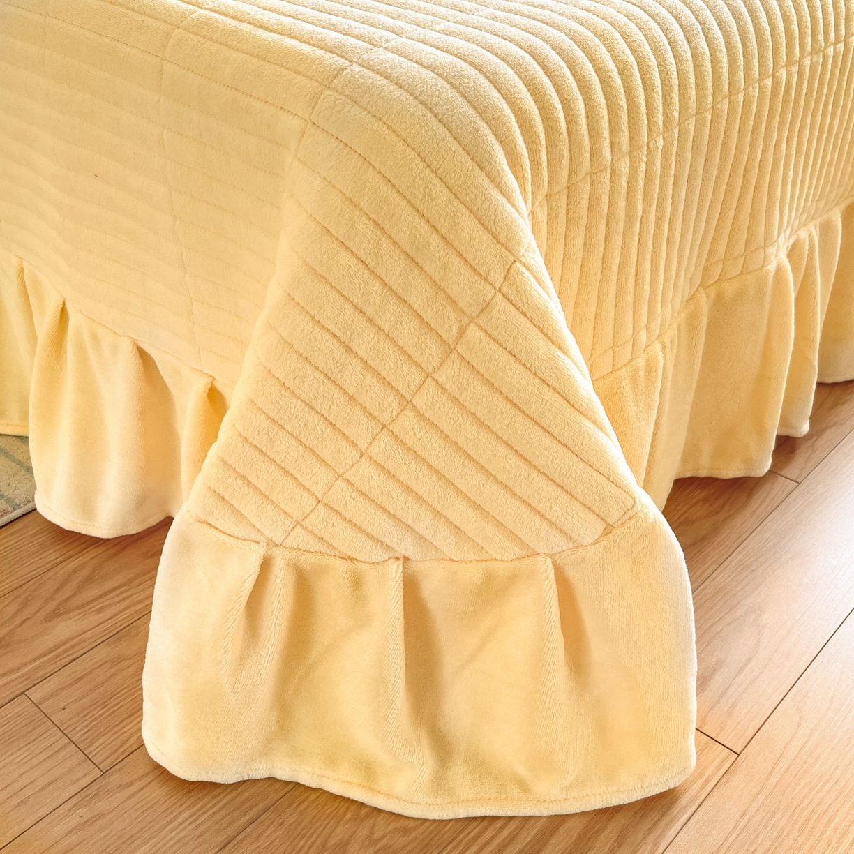 91家纺网 家纺一手货源 找家纺 摩妮卡 2025新款牛奶绒印花夹棉床盖印花四件套 梦屋小熊