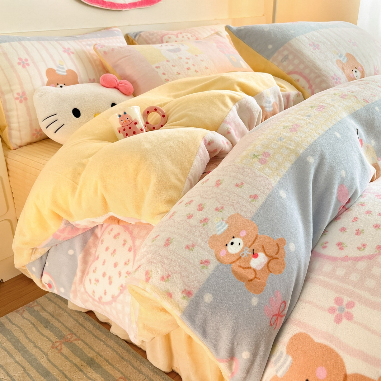 91家纺网 家纺一手货源 找家纺 摩妮卡 2025新款牛奶绒印花夹棉床盖印花四件套 梦屋小熊