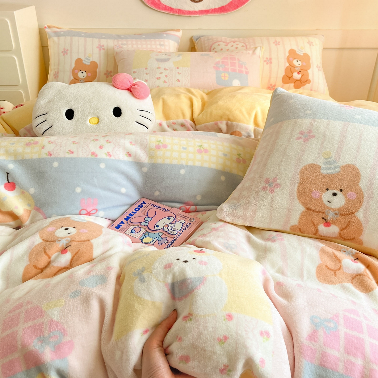 91家纺网 家纺一手货源 找家纺 摩妮卡 2025新款牛奶绒印花夹棉床盖印花四件套 梦屋小熊