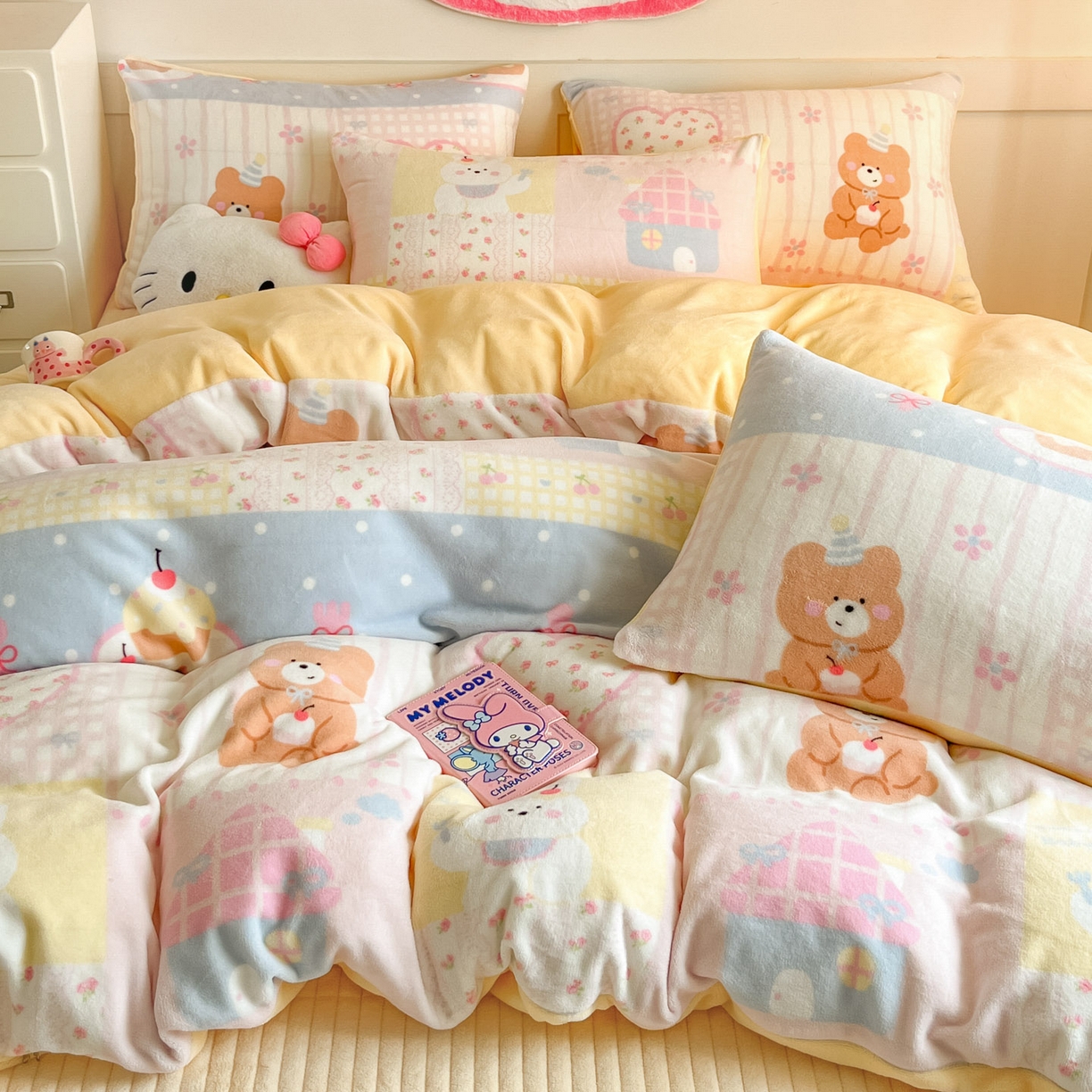 91家纺网 家纺一手货源 找家纺 摩妮卡 2025新款牛奶绒印花夹棉床盖印花四件套 梦屋小熊