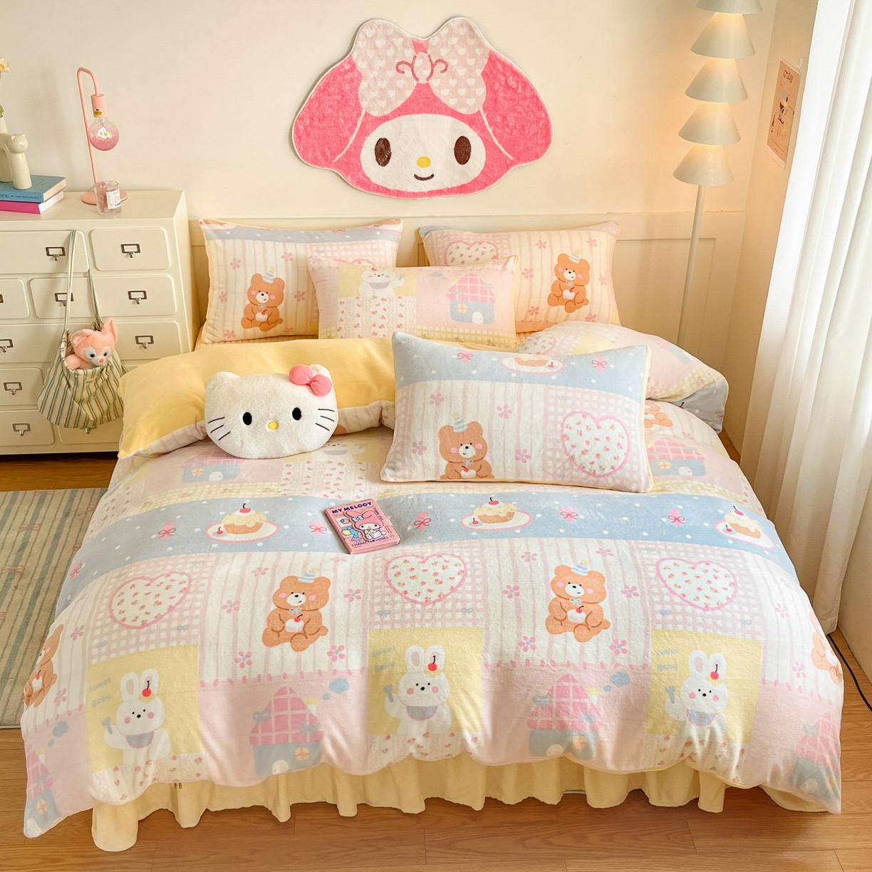 91家纺网 家纺一手货源 找家纺 摩妮卡 2025新款牛奶绒印花夹棉床盖印花四件套 梦屋小熊