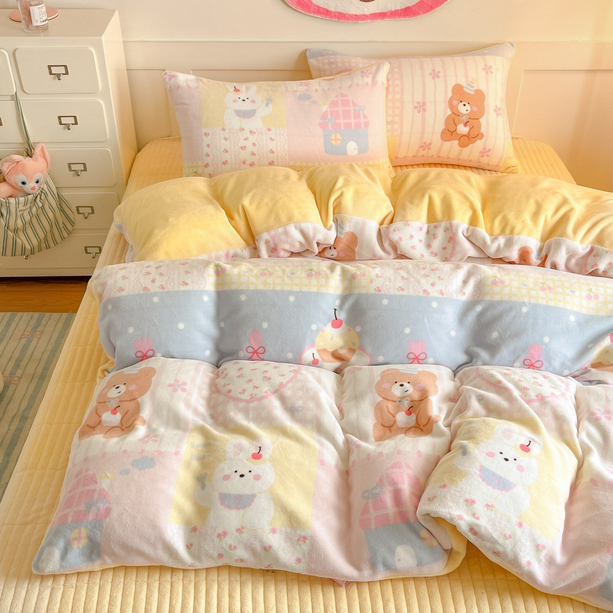 91家纺网 家纺一手货源 找家纺 摩妮卡 2025新款牛奶绒印花夹棉床盖印花四件套 梦屋小熊