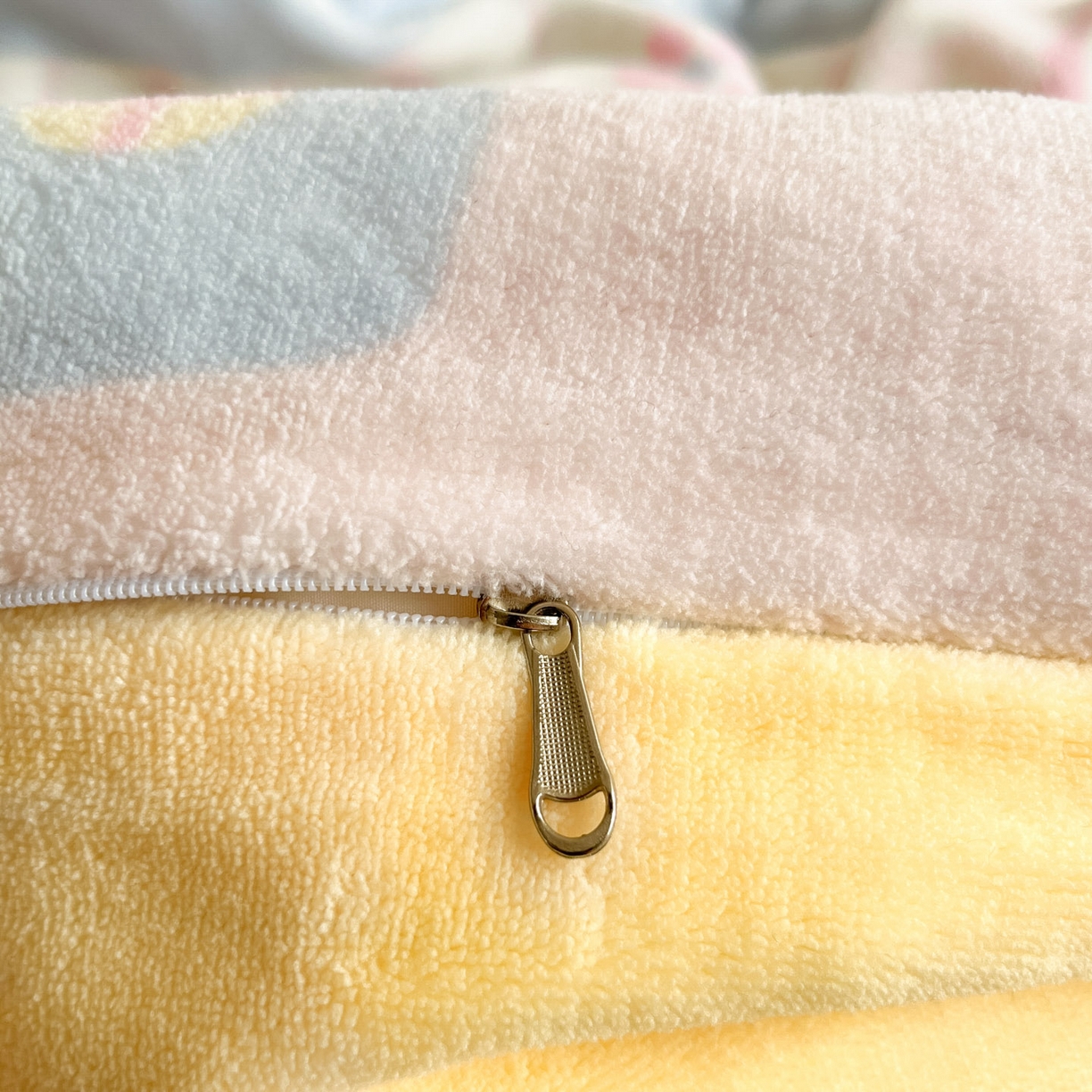 91家纺网 家纺一手货源 找家纺 摩妮卡 2025新款牛奶绒印花夹棉床盖印花四件套 梦屋小熊