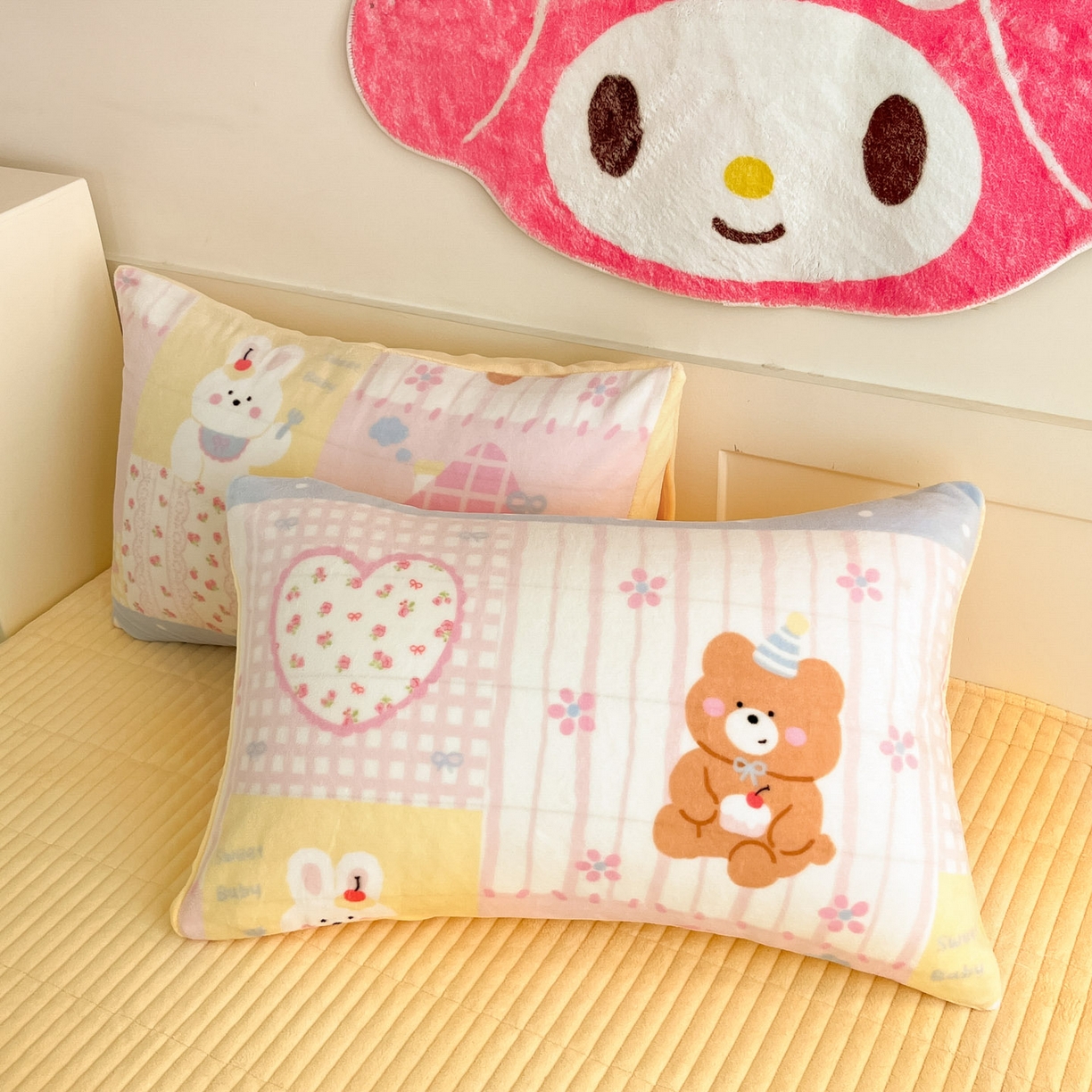 91家纺网 家纺一手货源 找家纺 摩妮卡 2025新款牛奶绒印花夹棉床盖印花四件套 梦屋小熊