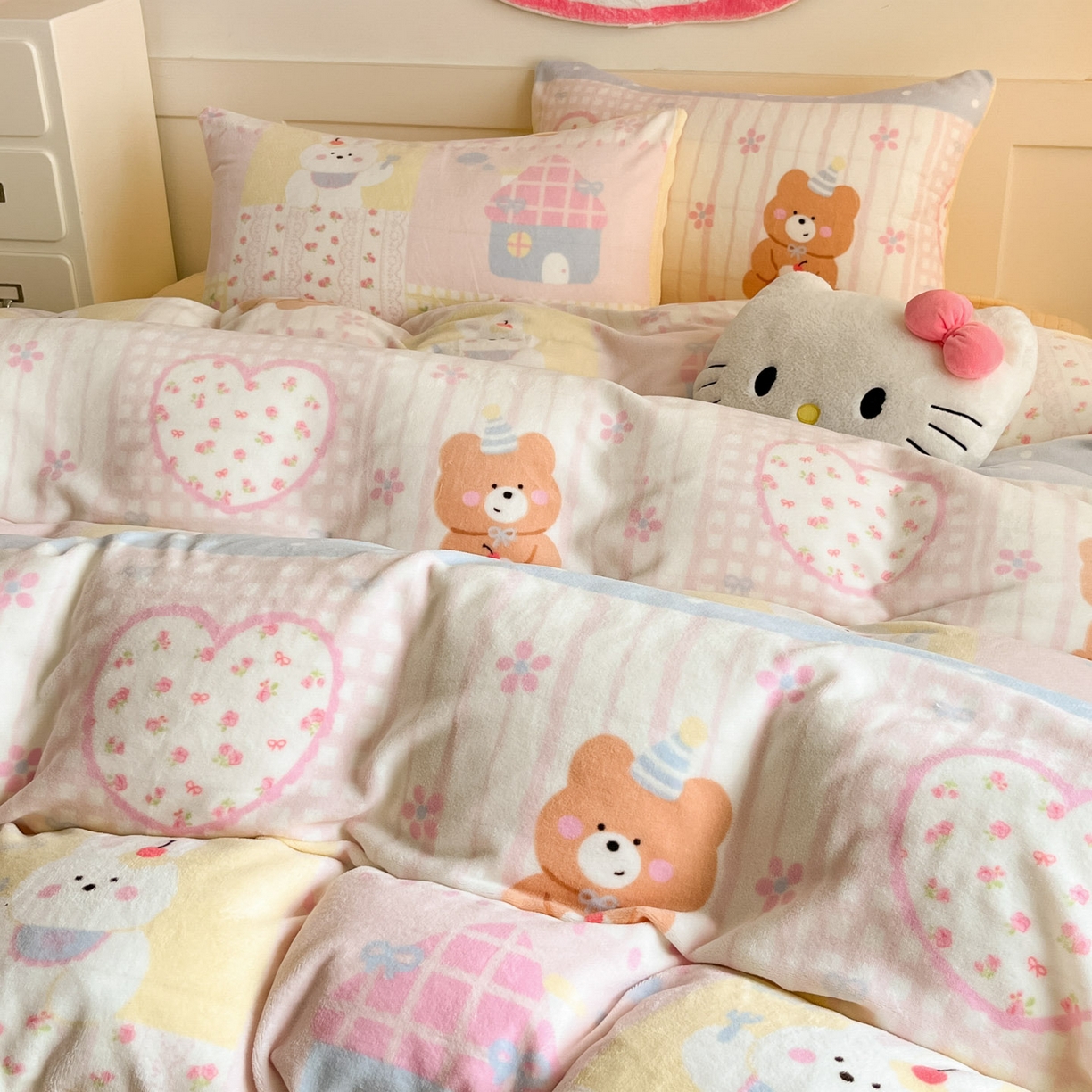 91家纺网 家纺一手货源 找家纺 摩妮卡 2025新款牛奶绒印花夹棉床盖印花四件套 梦屋小熊