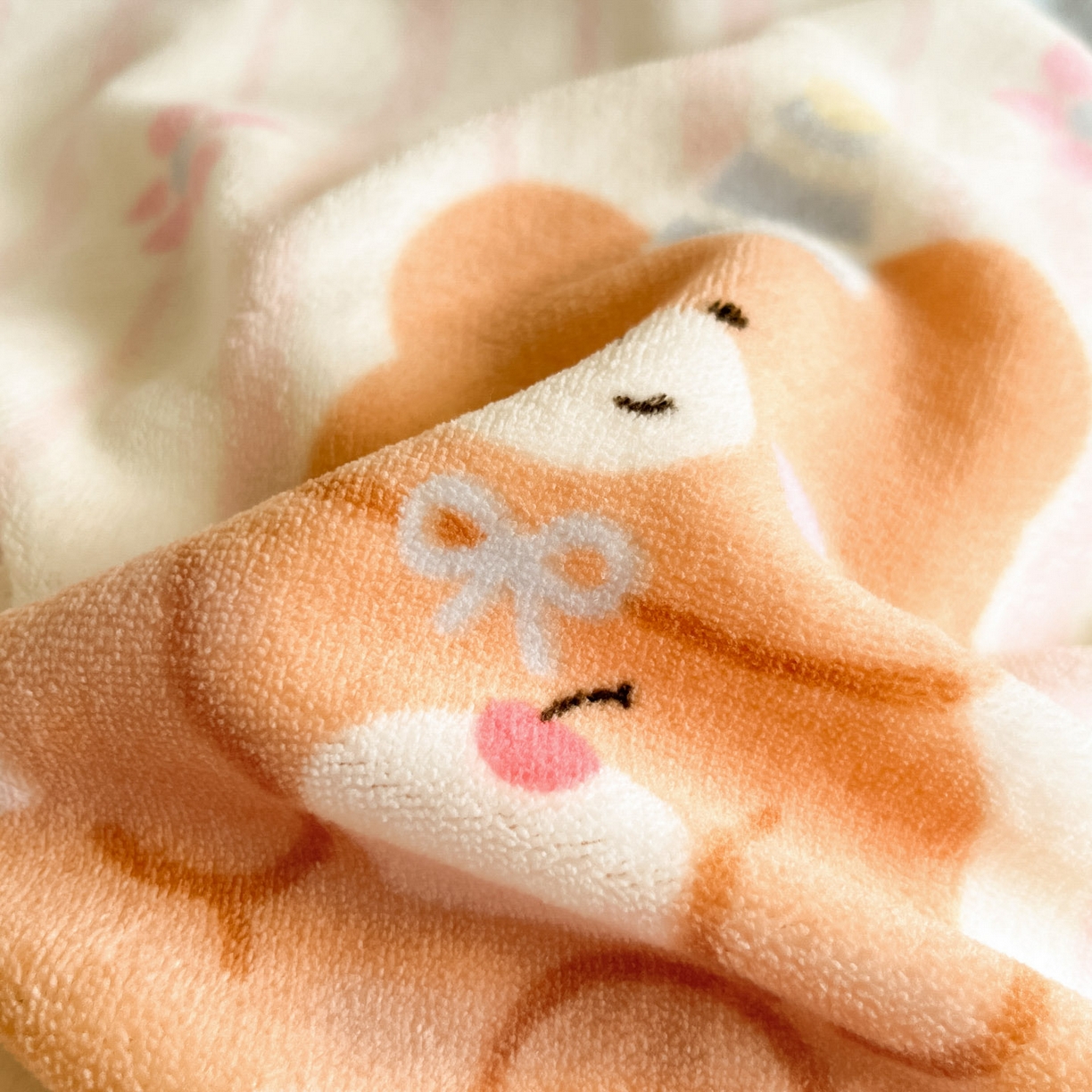 91家纺网 家纺一手货源 找家纺 摩妮卡 2025新款牛奶绒印花夹棉床盖印花四件套 梦屋小熊