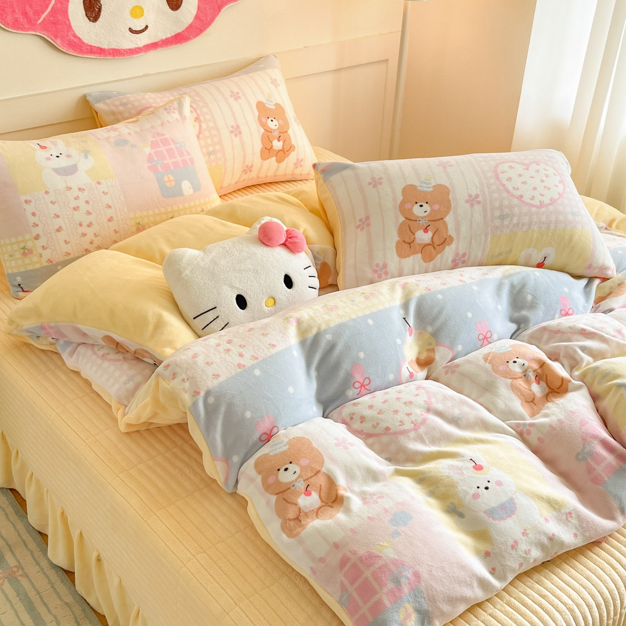 91家纺网 家纺一手货源 找家纺 摩妮卡 2025新款牛奶绒印花夹棉床盖印花四件套 梦屋小熊