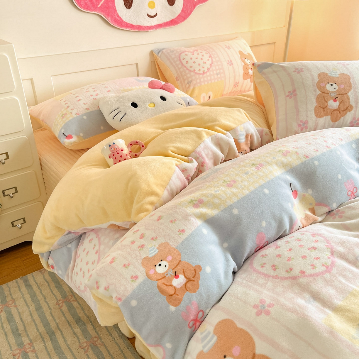 91家纺网 家纺一手货源 找家纺 摩妮卡 2025新款牛奶绒印花夹棉床盖印花四件套 梦屋小熊