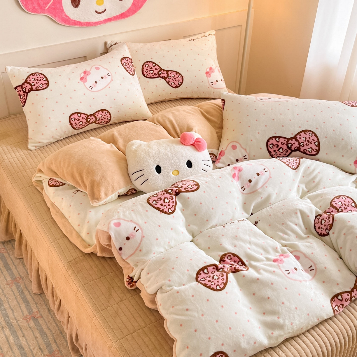 91家纺网 家纺一手货源 找家纺 摩妮卡 2025新款牛奶绒印花夹棉床盖印花四件套 蝴蝶结凯蒂