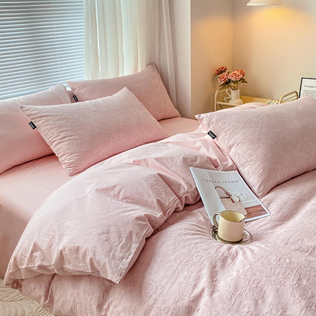 91家纺网 家纺一手货源 找家纺 宜代光年 2025新款三层纱60s水洗棉提花系列四件套 玫瑰粉