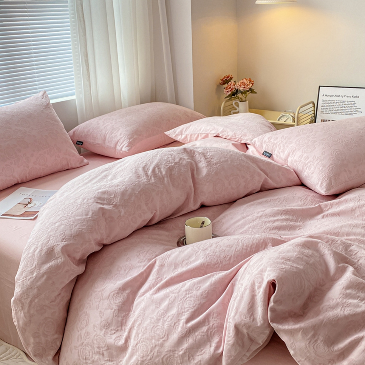 91家纺网 家纺一手货源 找家纺 宜代光年 2025新款三层纱60s水洗棉提花系列四件套 玫瑰粉