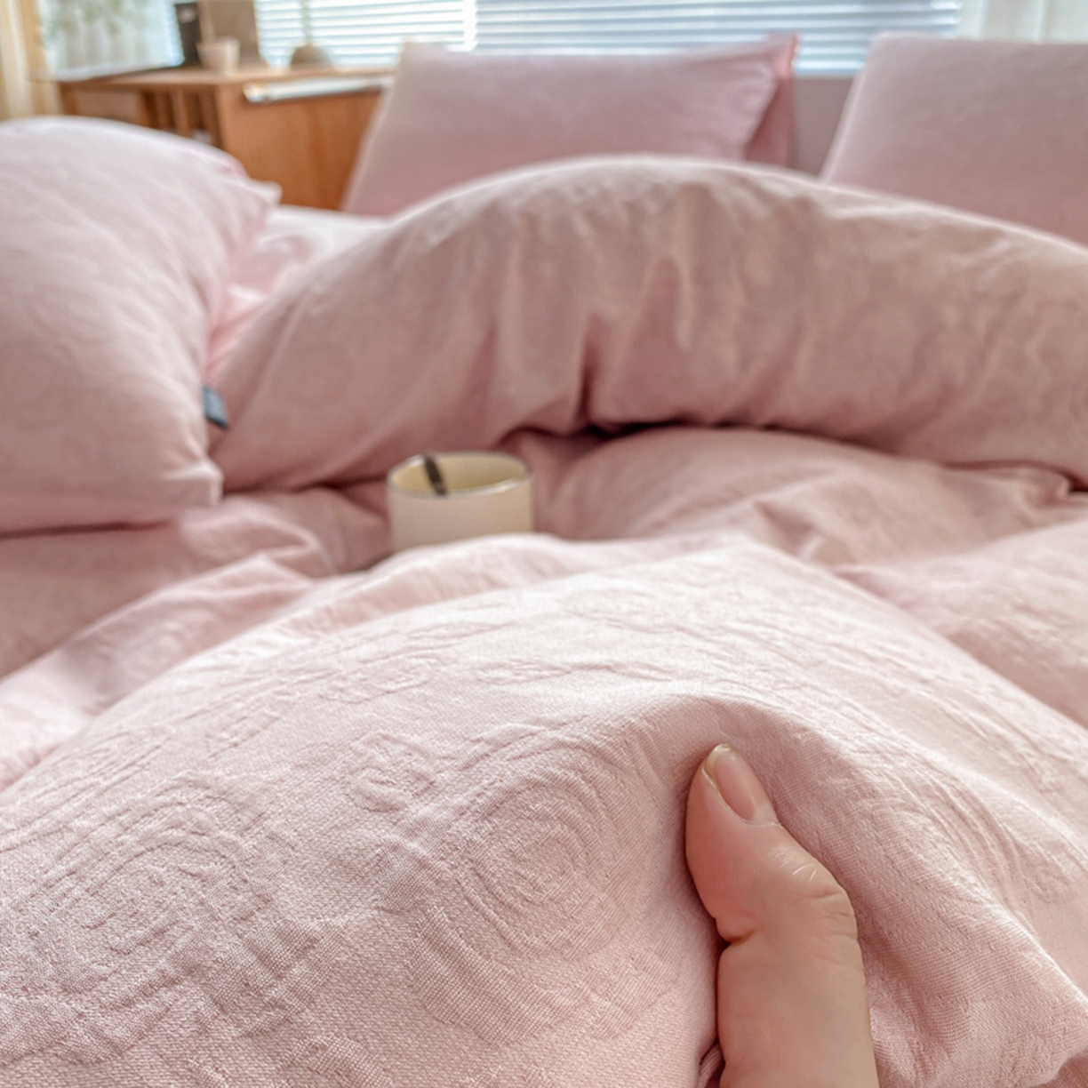 91家纺网 家纺一手货源 找家纺 宜代光年 2025新款三层纱60s水洗棉提花系列四件套 玫瑰粉