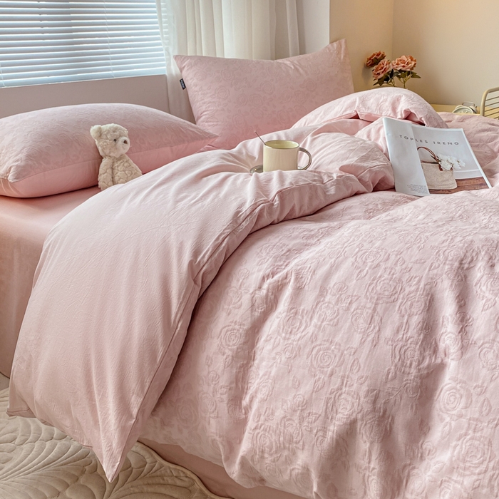 91家纺网 家纺一手货源 找家纺 宜代光年 2025新款三层纱60s水洗棉提花系列四件套 玫瑰粉