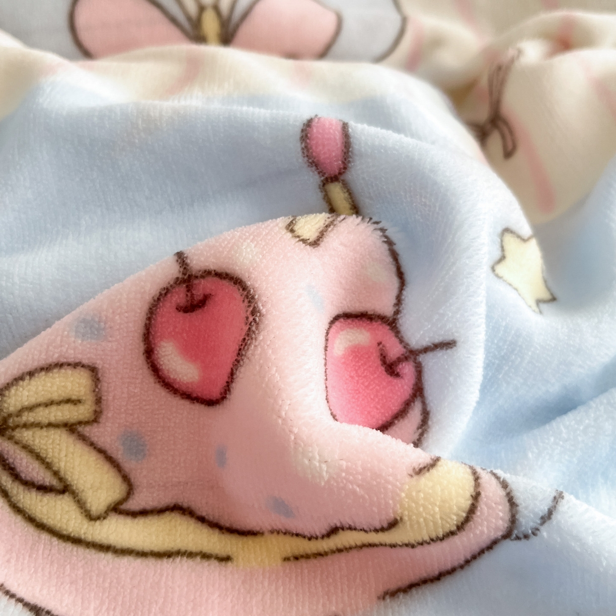 91家纺网 家纺一手货源 找家纺 摩妮卡 2025新款牛奶绒印花夹棉床盖印花四件套 甜梦屋-蓝