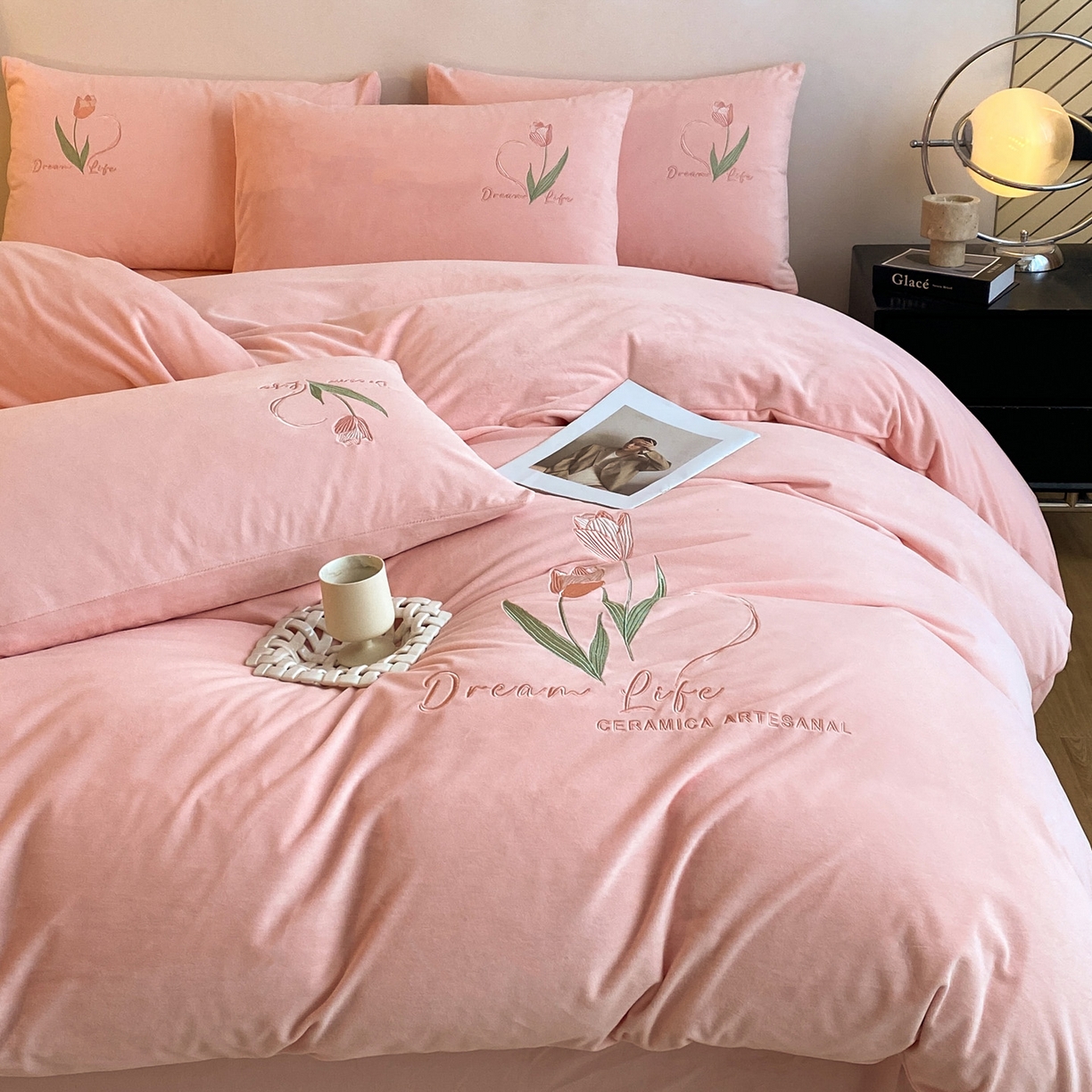 91家纺网 家纺一手货源 找家纺 如一 2025新款水晶绒刺绣四件套 郁金香-蜜桃粉