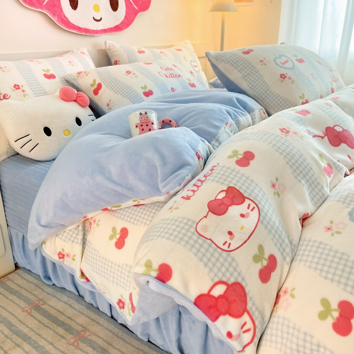 91家纺网 家纺一手货源 找家纺 摩妮卡 2025新款牛奶绒印花夹棉床盖印花四件套 凯蒂小樱桃