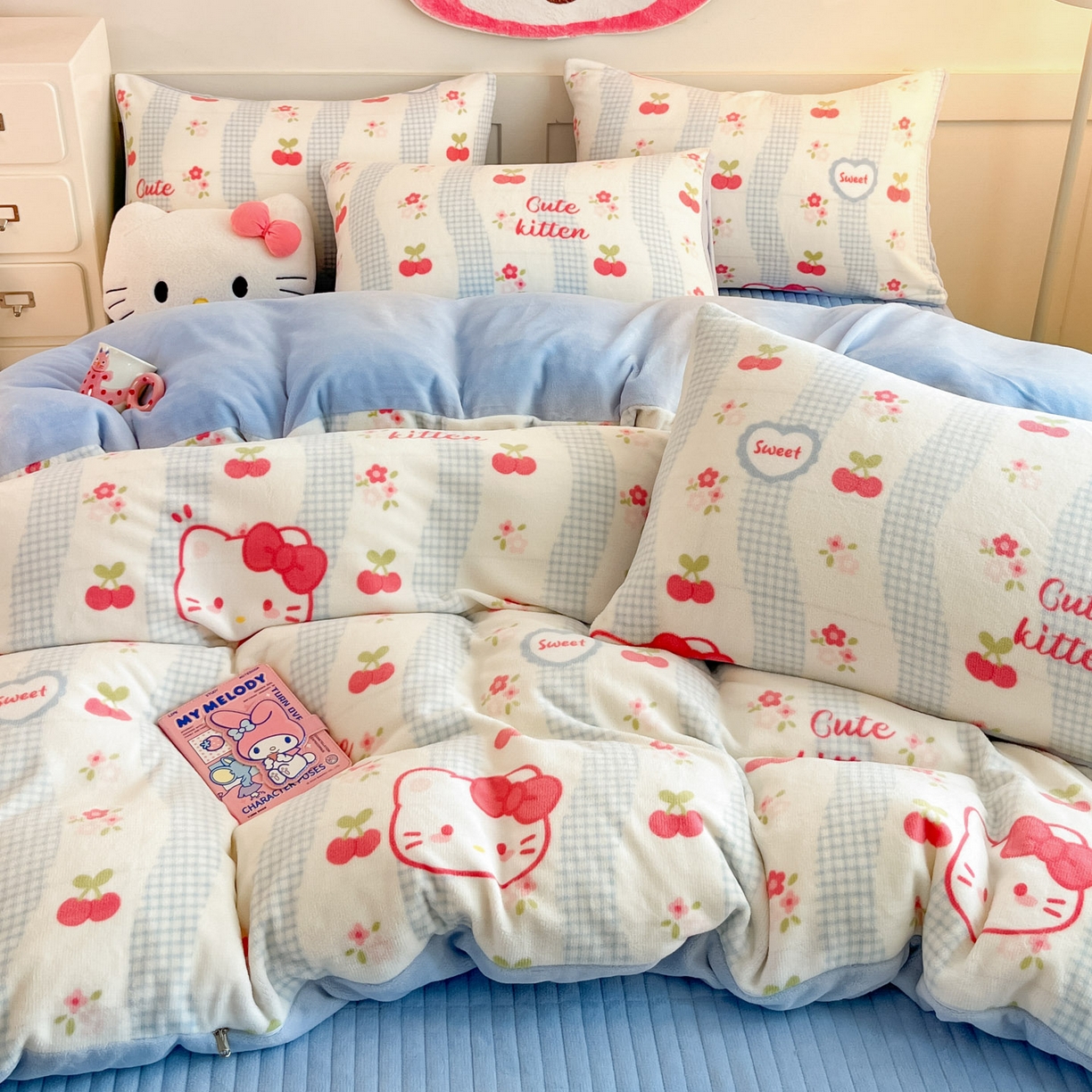 91家纺网 家纺一手货源 找家纺 摩妮卡 2025新款牛奶绒印花夹棉床盖印花四件套 凯蒂小樱桃