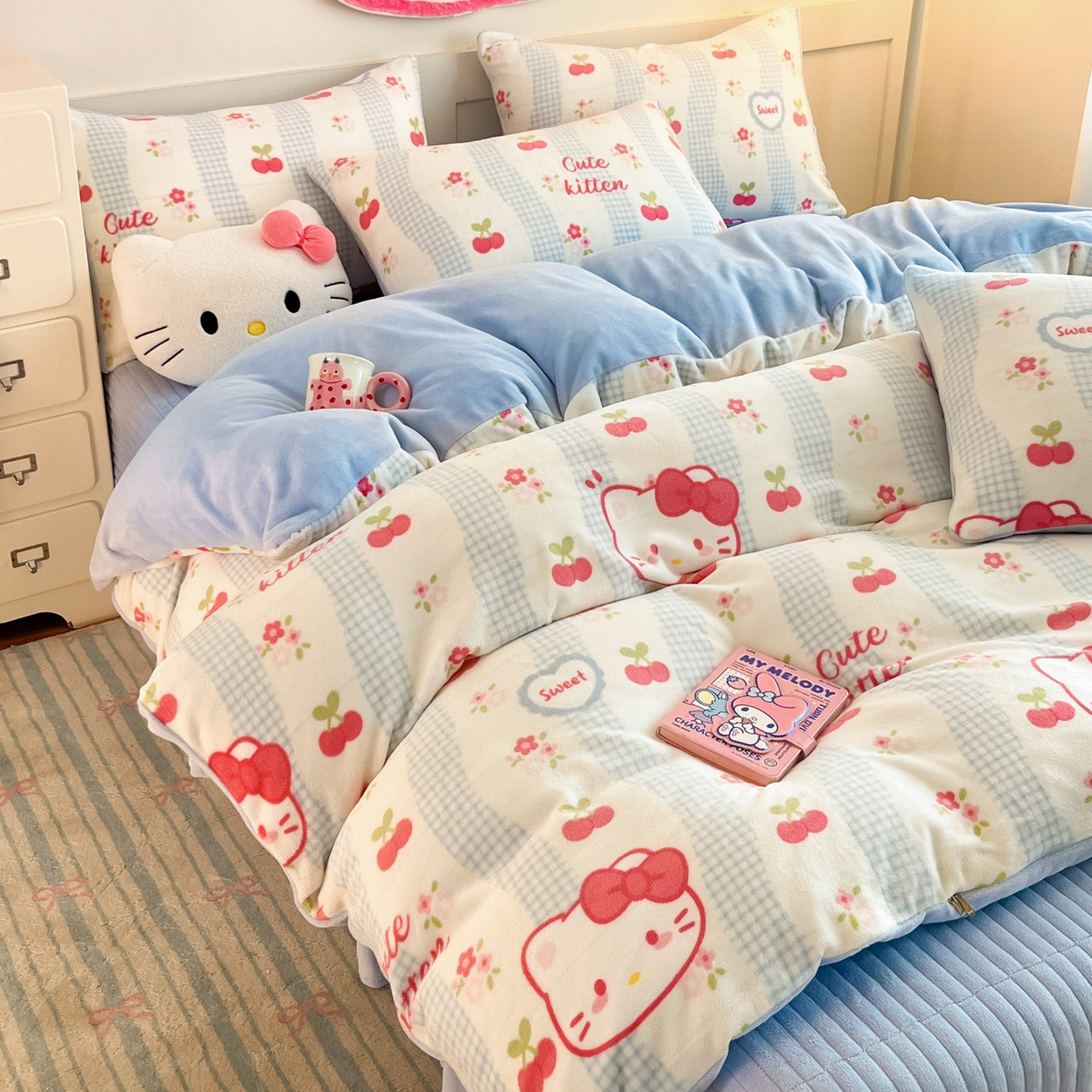 91家纺网 家纺一手货源 找家纺 摩妮卡 2025新款牛奶绒印花夹棉床盖印花四件套 凯蒂小樱桃