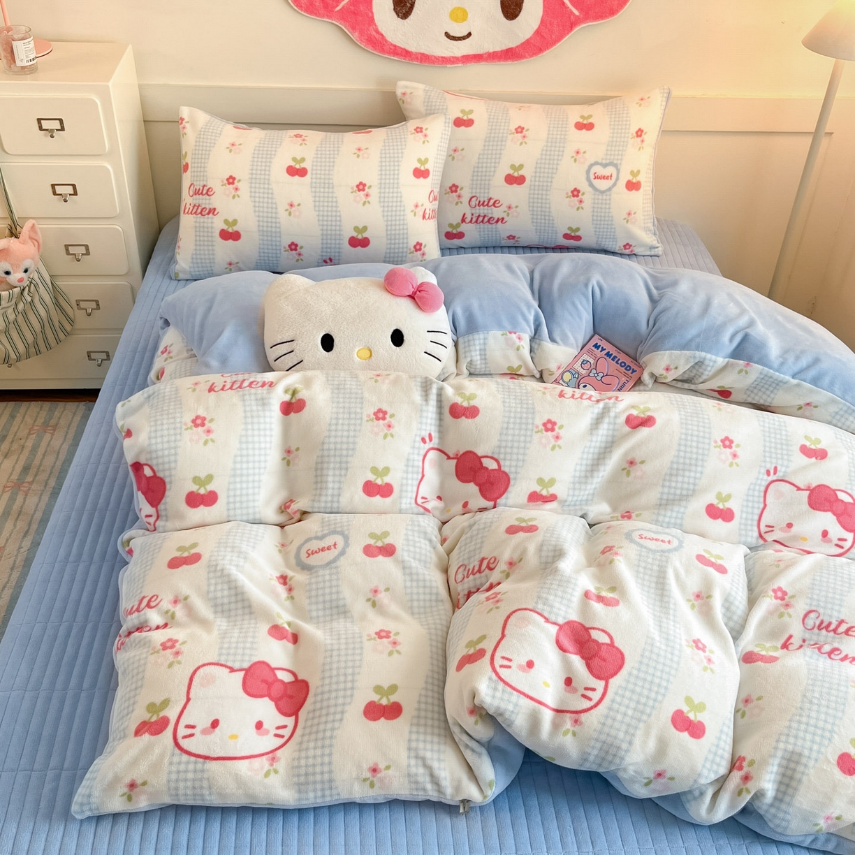 91家纺网 家纺一手货源 找家纺 摩妮卡 2025新款牛奶绒印花夹棉床盖印花四件套 凯蒂小樱桃