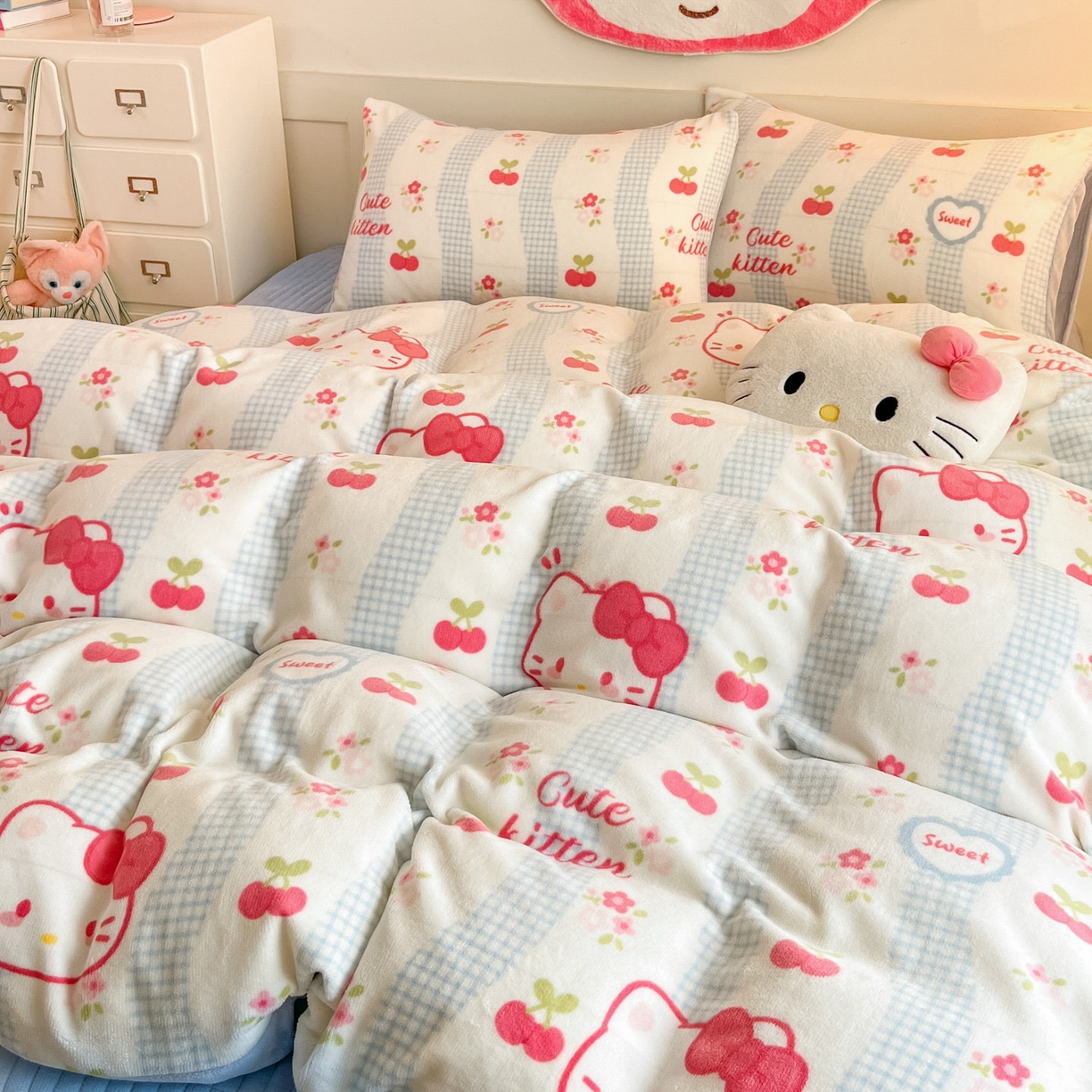 91家纺网 家纺一手货源 找家纺 摩妮卡 2025新款牛奶绒印花夹棉床盖印花四件套 凯蒂小樱桃