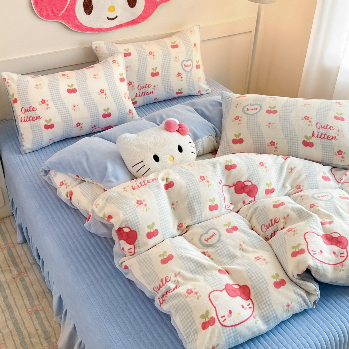 91家纺网 家纺一手货源 找家纺 摩妮卡 2025新款牛奶绒印花夹棉床盖印花四件套 凯蒂小樱桃