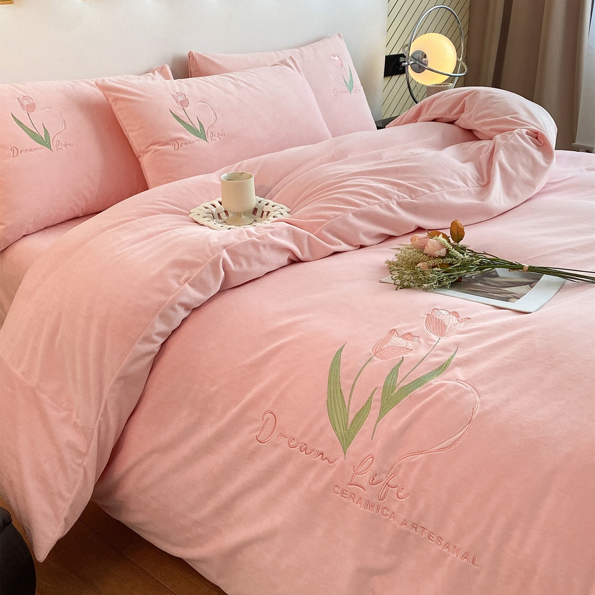 91家纺网 家纺一手货源 找家纺 如一 2025新款水晶绒刺绣四件套 郁金香-蜜桃粉