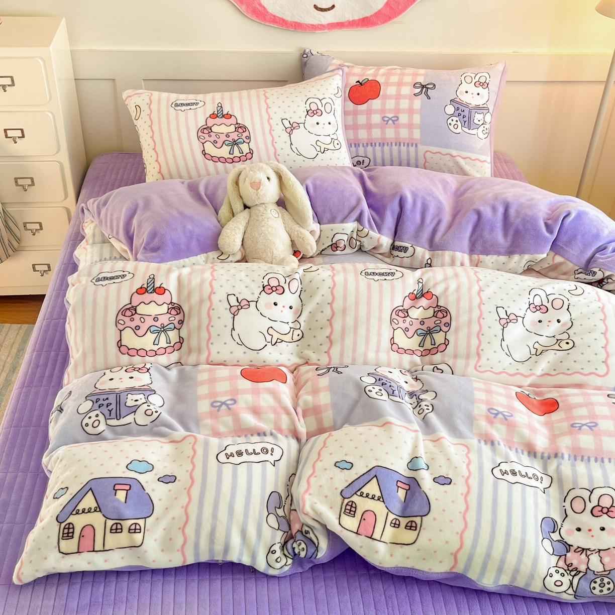 91家纺网 家纺一手货源 找家纺 摩妮卡 2025新款牛奶绒印花夹棉床盖印花四件套 萌兔小屋