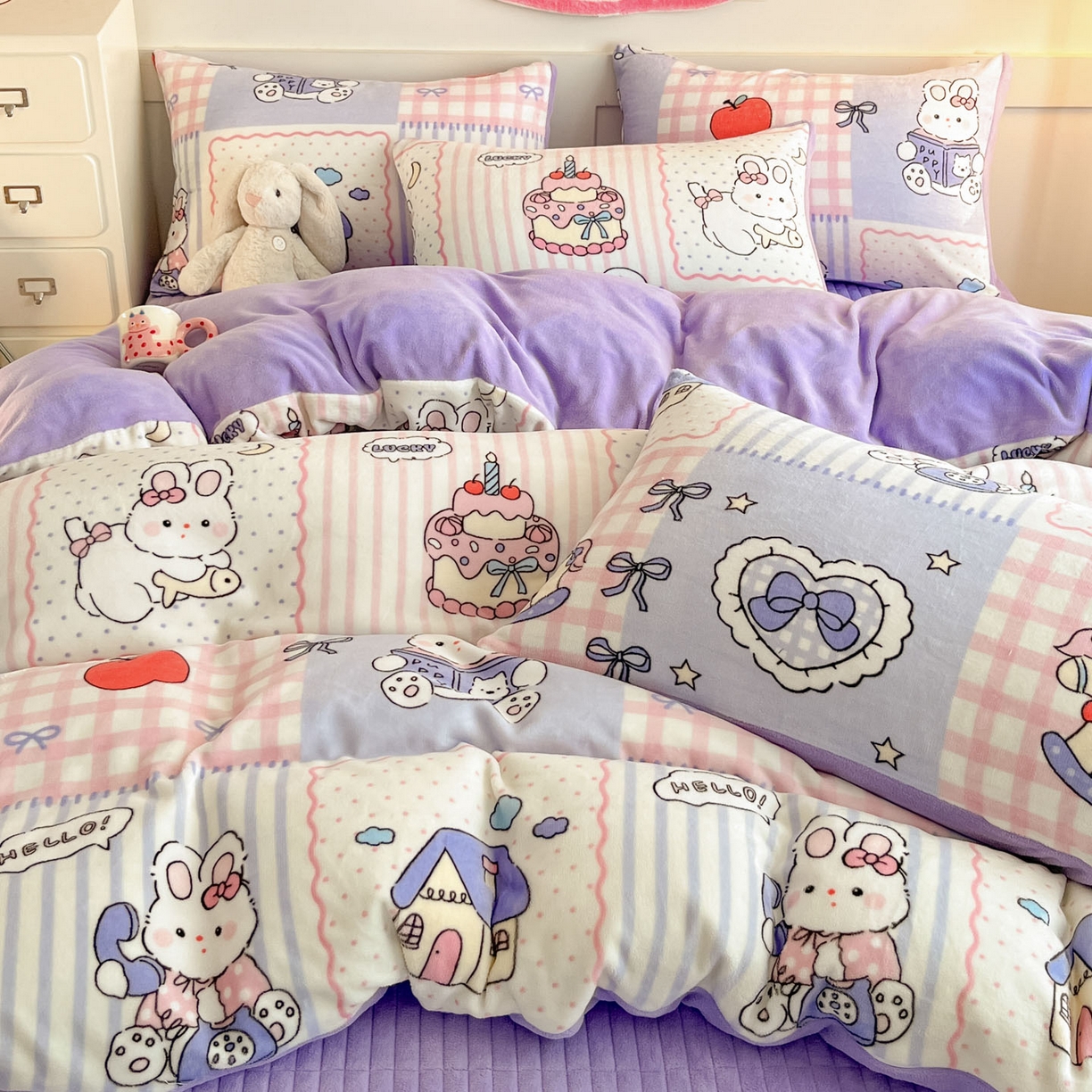 91家纺网 家纺一手货源 找家纺 摩妮卡 2025新款牛奶绒印花夹棉床盖印花四件套 萌兔小屋