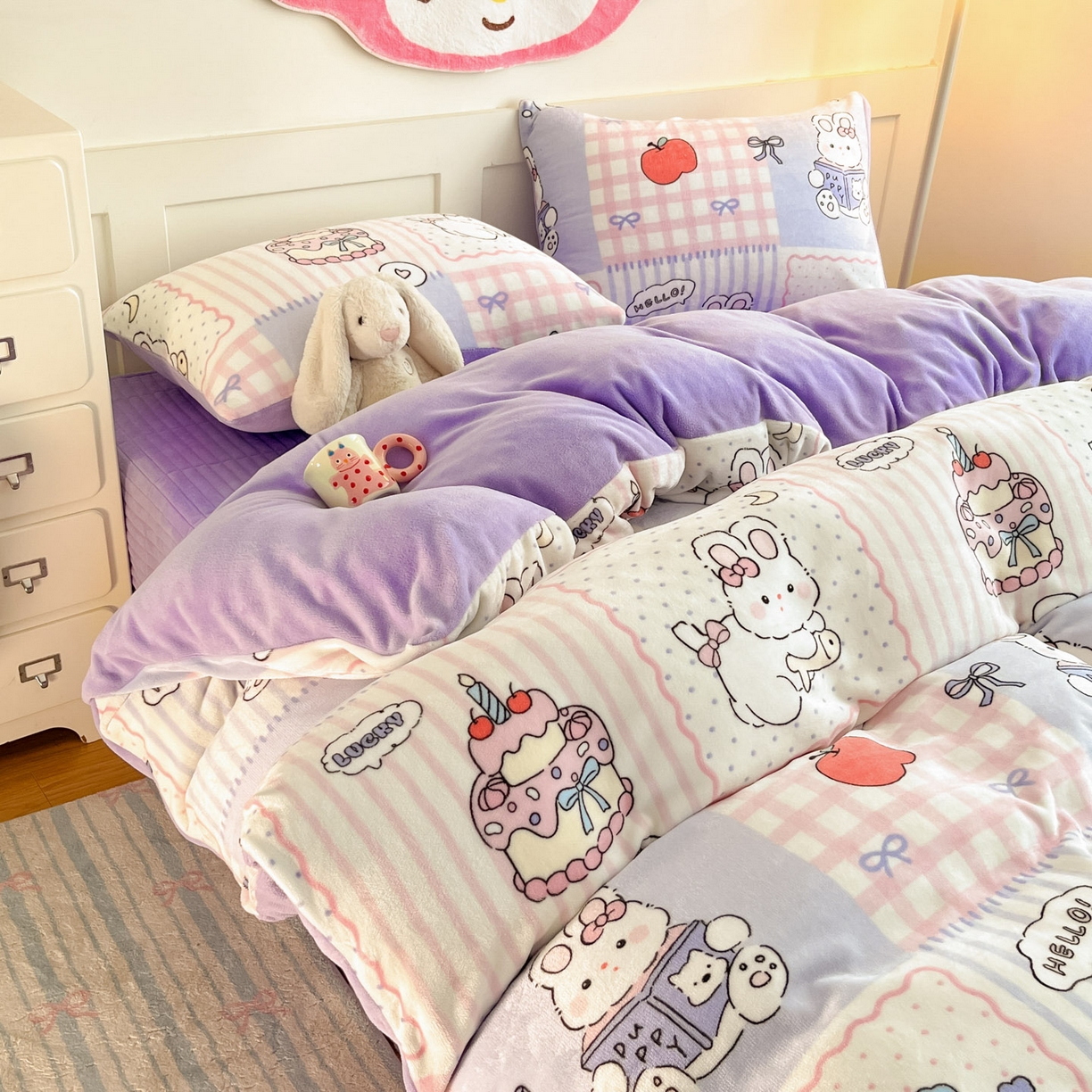 91家纺网 家纺一手货源 找家纺 摩妮卡 2025新款牛奶绒印花夹棉床盖印花四件套 萌兔小屋