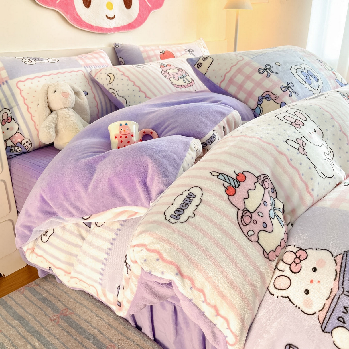 91家纺网 家纺一手货源 找家纺 摩妮卡 2025新款牛奶绒印花夹棉床盖印花四件套 萌兔小屋