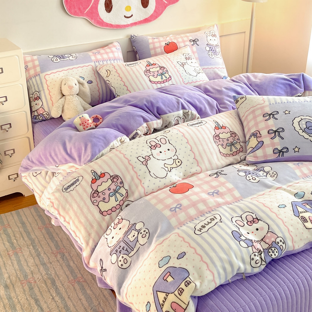 91家纺网 家纺一手货源 找家纺 摩妮卡 2025新款牛奶绒印花夹棉床盖印花四件套 萌兔小屋